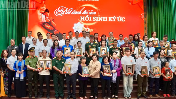 Thành phố Hồ Chí Minh trao 150 bức ảnh liệt sĩ đã phục dựng cho thân nhân. 