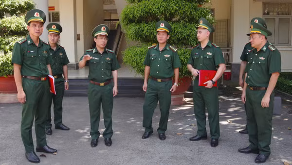 Thiếu tướng Vũ Quốc Ân (thứ ba từ trái sang), Phó Chính ủy Bộ đội Biên phòng thăm, động viên cán bộ, chiến sĩ Trạm Biên phòng cửa khẩu quốc tế Xa Mát. (Ảnh: Lê Khoa)