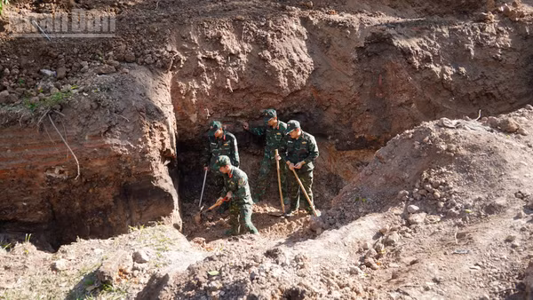 Lực lượng tìm kiếm mở rộng khu vực rãnh mới tại Công viên Lê Thị Riêng. 