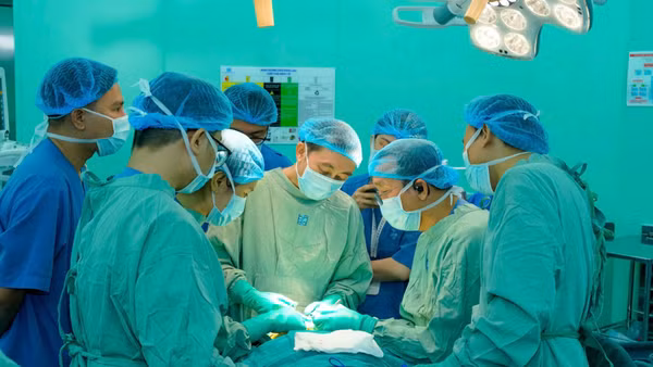 Ê-kíp phẫu thuật tạo hình vành tai cho bệnh nhi.