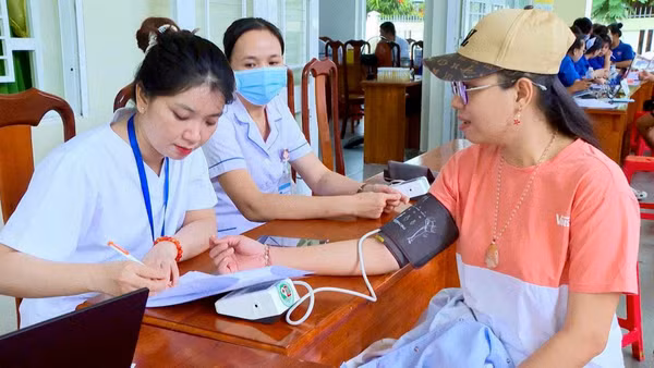 Người dân xã Long Hải đến địa điểm tổ chức khám sức khỏe.