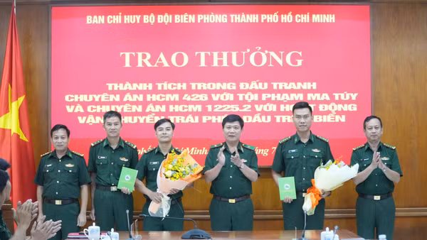 Thủ trưởng Ban Chỉ huy Bộ đội Biên phòng Thành phố Hồ Chí Minh trao thưởng cho các tập thể, cá nhân. (Ảnh: Mai Lan)