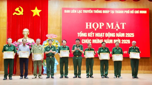 Công tác khen thưởng những hội viên tiêu biểu thuộc Ban liên lạc truyền thống Bộ đội Biên phòng Thành phố Hồ Chí Minh. (Ảnh: QUANG TIẾN)