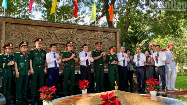 Các đại biểu dự Lễ khánh thành Bia tưởng niệm cán bộ, chiến sĩ Biệt động Sài Gòn-Gia Định.