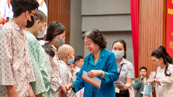 Bà Trương Mỹ Hoa trao quà Tết cho bệnh nhân có hoàn cảnh khó khăn.