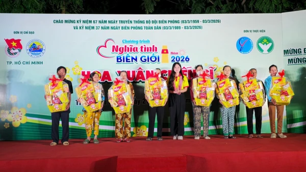 Trao quà Tết cho những hộ gia đình khó khăn tại xã Cần Giờ. (Ảnh: VĂN DANH).