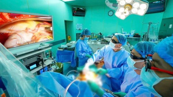 Ê-kíp thực hiện phẫu thuật nội soi 3D.