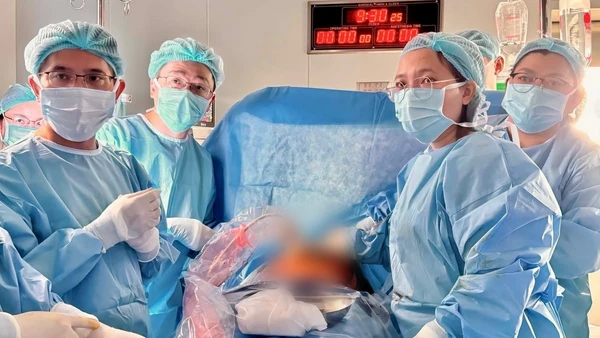 Ê-kíp bác sĩ thực hiện ca can thiệp tim bào thai lần thứ 13.