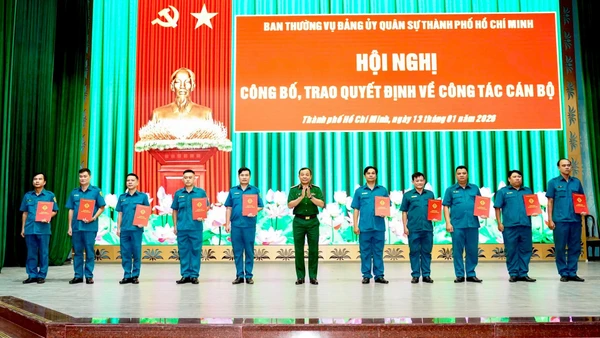 Trao quyết định cán bộ cho Ban Chỉ huy Quân sự cấp xã tại Thành phố Hồ Chí Minh.