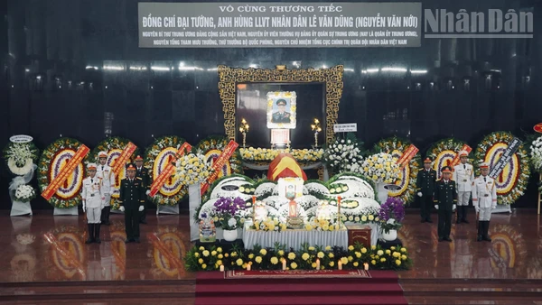 Lễ viếng Đại tướng Anh hùng Lực lượng vũ trang nhân dân Lê Văn Dũng được tổ chức theo nghi thức cấp Nhà nước.