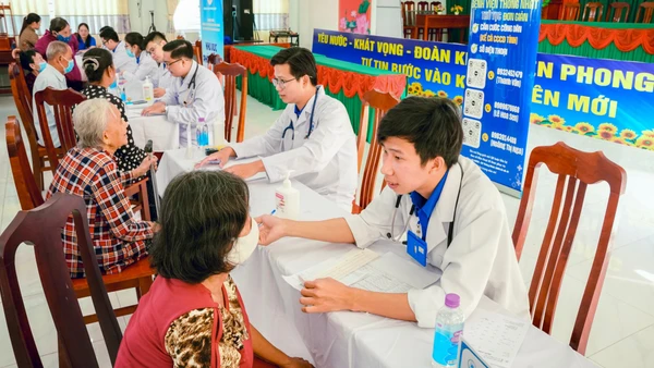 Bác sĩ Bệnh viện Thống Nhất khám sức khỏe người cao tuổi tại tỉnh Vĩnh Long. (Ảnh: Bệnh viện cung cấp)