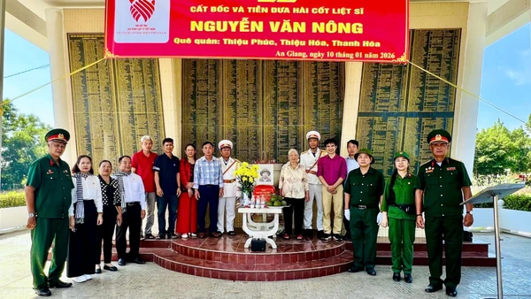 Lễ cất bốc hài cốt liệt sĩ Nguyễn Văn Nông đưa về quê hương. 