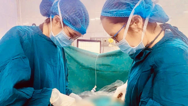 Ê-kíp phẫu thuật bóc tách hai khối u cho bệnh nhân nữ.