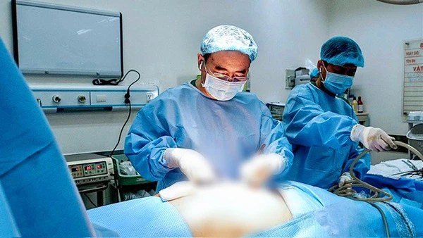 Ê-kíp phẫu thuật xử trí ca bệnh. (Ảnh: Bệnh viện cung cấp)