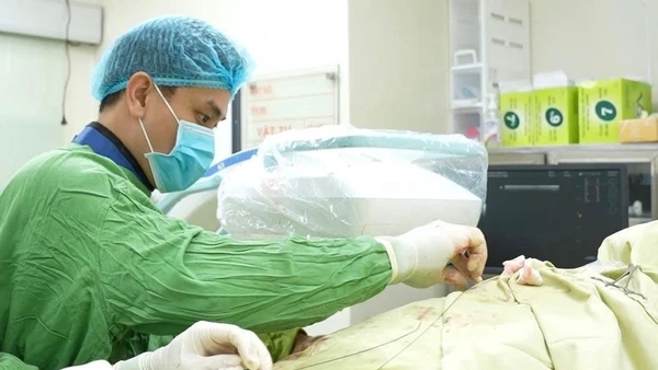 Ê-kíp bác sĩ can thiệp khôi phục dòng máu nuôi thận cho người bệnh. (Ảnh: Bệnh viện cung cấp)