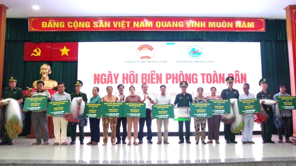 Hỗ trợ sinh kế cho bà con ngư dân tại xã Cần Giờ.
