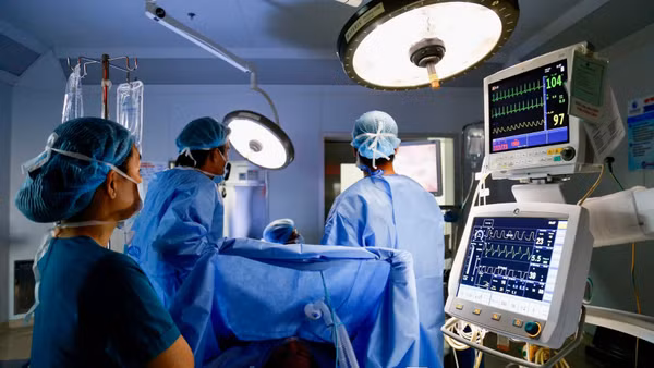 Ê-kíp tiến hành ca phẫu thuật. (Ảnh: Bệnh viện cung cấp)
