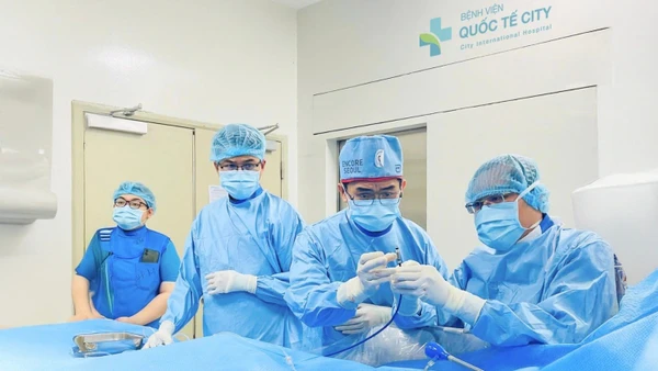 Ê-kíp bác sĩ thực hiện ca can thiệp tim cho bệnh nhân gần 100 tuổi. (Ảnh: Bệnh viện cung cấp)