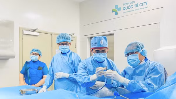 Ê-kíp bác sĩ thực hiện ca can thiệp tim cho bệnh nhân gần 100 tuổi. (Ảnh: Bệnh viện cung cấp)