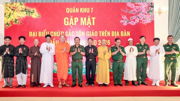 Thủ trưởng Bộ Tư lệnh Quân khu 7 chụp hình lưu niệm cùng đại biểu chức sắc, chức việc các tôn giáo. 