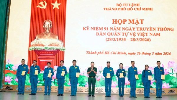 Thủ trưởng Bộ Tư lệnh Thành phố tặng quà cho dân quân thường trực có hoàn cảnh khó khăn.