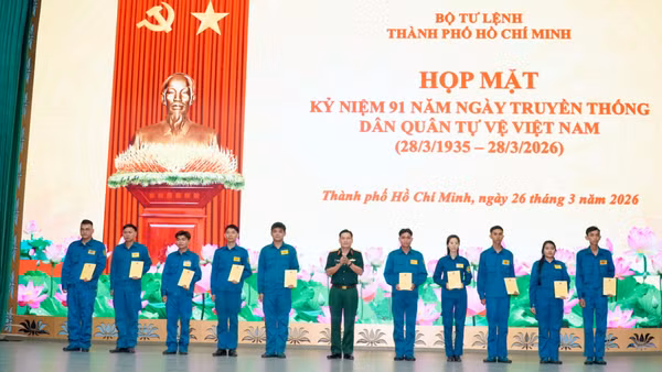 Thủ trưởng Bộ Tư lệnh Thành phố tặng quà cho dân quân thường trực có hoàn cảnh khó khăn.