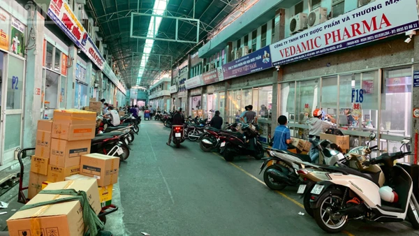 Hoạt động sôi động bên trong chợ thuốc Tô Hiến Thành, phường Hòa Hưng. 
