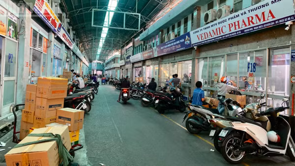 Hoạt động sôi động bên trong chợ thuốc Tô Hiến Thành, phường Hòa Hưng. 