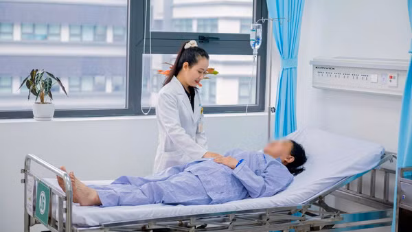 Bác sĩ thăm khám bệnh nhân sau phẫu thuật cấp cứu. 