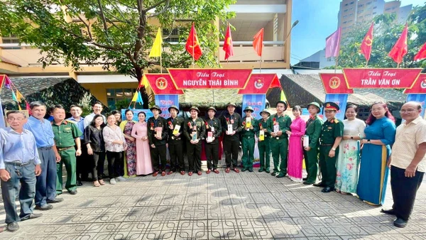 Thanh niên tại phường Tân Hòa, Thành phố Hồ Chí Minh hăng hái, sẵn sàng lên đường nhập ngũ.