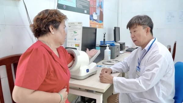 Khám sức khỏe người cao tuổi tại Trạm y tế xã Thạnh An.