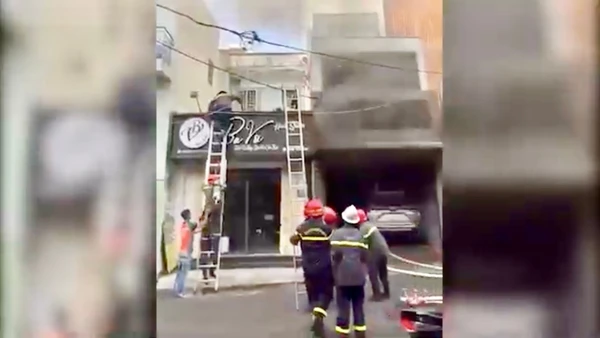 Ứng cứu đưa 6 người mắc kẹt trong vụ cháy ra ngoài an toàn.