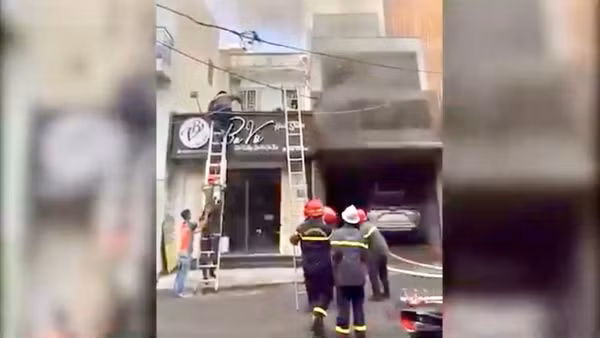 Ứng cứu đưa 6 người mắc kẹt trong vụ cháy ra ngoài an toàn.