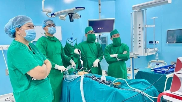Ê-kíp bác sĩ mổ nội soi ca viêm ruột thừa tại đặc khu Côn Đảo.
