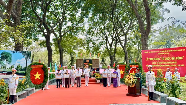 Quang cảnh lễ trao Bằng "Tổ quốc ghi công" cho 49 liệt sĩ Biệt động Sài Gòn-Gia Định. 