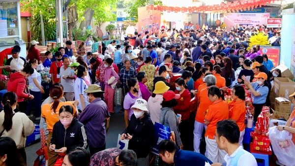 "Phiên chợ 0 đồng" thu hút đông đảo người bệnh tham gia. 