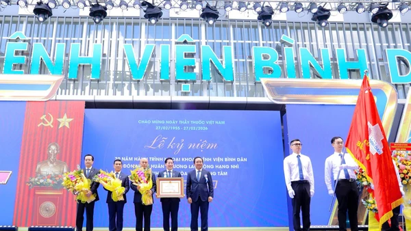 Chủ tịch Ủy ban nhân dân Thành phố Hồ Chí Minh Nguyễn Văn Được trao Huân chương Lao động hạng Nhì cho Bệnh viện Bình Dân. 