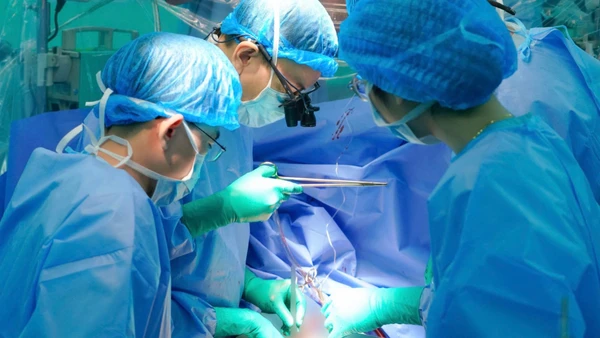 Ê-kíp thực hiện ca ghép tim thứ 9 tại Bệnh viện đại học Y dược Thành phố Hồ Chí Minh.