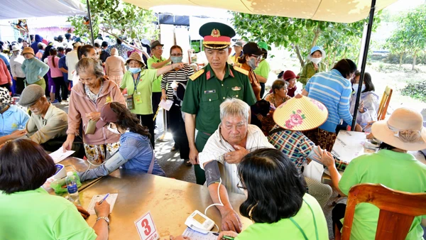 Khám sức khỏe cho người dân ở xã Cần Giờ. (Ảnh: HỮU TÂN).