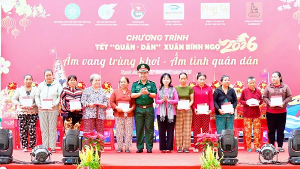 Thủ trưởng Bộ Tư lệnh Thành phố Hồ Chí Minh trao quà Tết cho người dân tại xã Thạnh An. (Ảnh: HỮU TÂN)