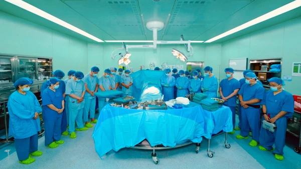 Ê-kíp phẫu thuật bày tỏ sự tri ân đối với người hiến tạng vì cộng đồng. (Ảnh: Bệnh viện cung cấp)