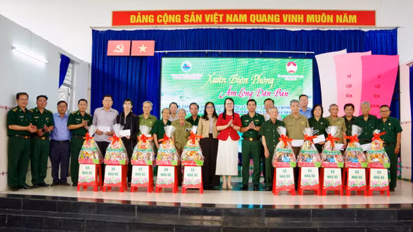 Thủ trưởng Ban Chỉ huy Bộ đội Biên phòng Thành phố tặng quà Tết cho gia đình chính sách tại xã Nhà Bè.
