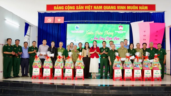 Thủ trưởng Ban Chỉ huy Bộ đội Biên phòng Thành phố tặng quà Tết cho gia đình chính sách tại xã Nhà Bè.