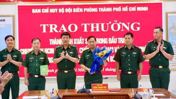 Khen thưởng tập thể có thành tích đấu tranh với đối tượng sản xuất, tàng trữ tiền giả. (Ảnh: Biên phòng cung cấp)