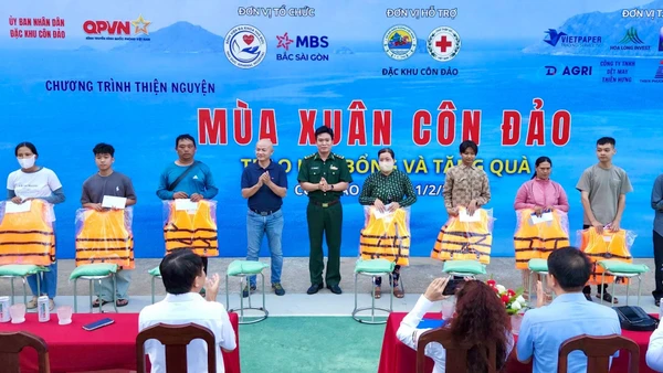 Chương trình thiện nguyện tổ chức trao quà cho người dân khó khăn tại Đặc khu Côn Đảo. (Ảnh: CTV).