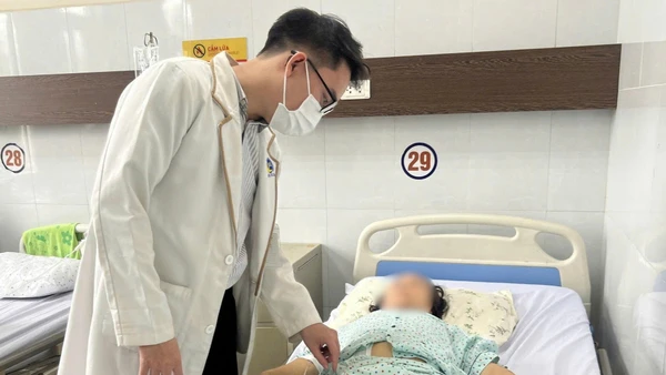 Bác sĩ thăm khám cho bệnh nhân sau phẫu thuật.