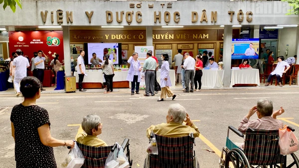 Hoạt động thăm khám, chữa bệnh tại Viện Y dược học dân tộc Thành phố Hồ Chí Minh. 