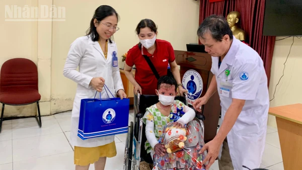 Bác sĩ Bệnh viện Nhi đồng 1 tặng quà cho bé T.