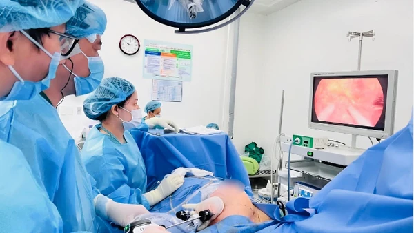 Bác sĩ Bệnh viện Chợ Rẫy thực hiện phẫu thuật nội soi. (Ảnh: Bệnh viện cung cấp)
