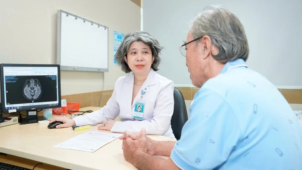 Bác sĩ Đinh Huỳnh Tố Hương, Khoa Thần kinh thăm khám cho bệnh nhân cao tuổi.